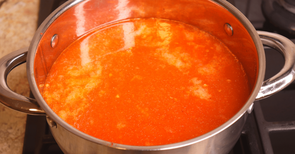 şehriyeli domatesli tavuk suyu çorbası